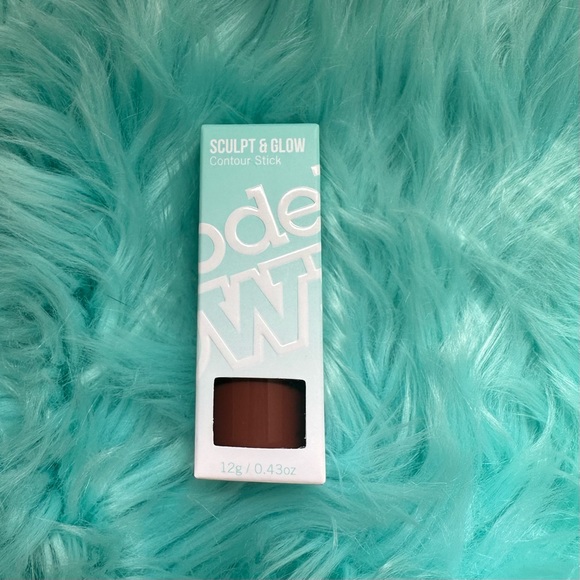 Models Own Sculpt & Glow Contour Stick - Picture 3 of 5